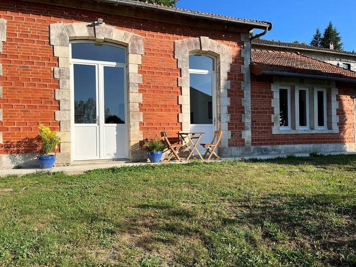 Gîte pour 2 personnes, avec Terrasse et Jardin ainsi que Piscine et Vue dans Le Palais-sur-Vienne