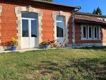 Gîte pour 2 personnes, avec terrasse et vue ainsi que piscine et jardin dans Le Palais-sur-Vienne