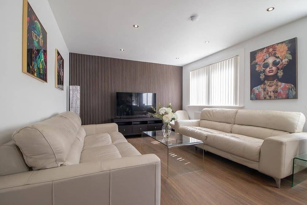 The Kings Height: Close to Glasgow & Edinburgh in Nord Lanarkshire