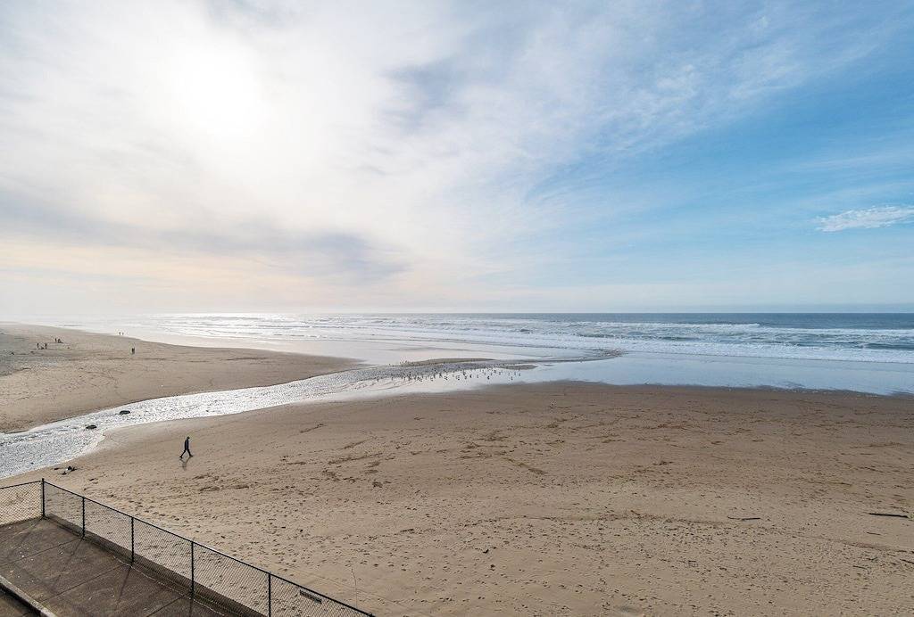 Ganze Wohnung, 'Sands to Reason' bei The Sea Gypsy. Deluxe-Wohnung mit Kamin! Schläft fünf in Lincoln City, Devils Lake (OR)
