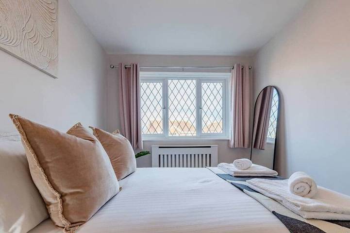 3-Bed House Close to Town + Parking in Worcester, Worcestershire