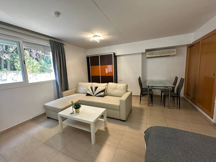 Entire studio, Studio Apartment 'Acogedor En La Playa' with Shared Pool, Wi-Fi and Air Conditioning in Las Chapas, Marbella