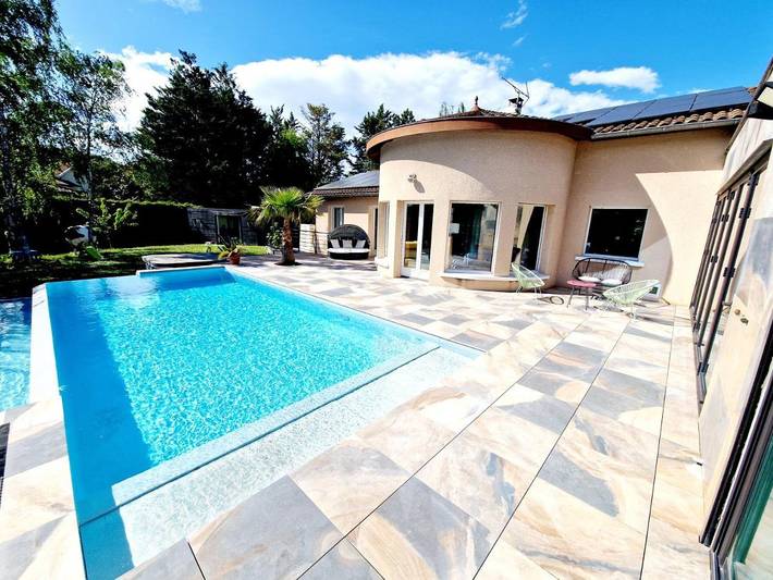 Gîte pour 13 personnes, avec Terrasse ainsi que Jardin et Piscine à Collonges-au-Mont-d'Or - 2