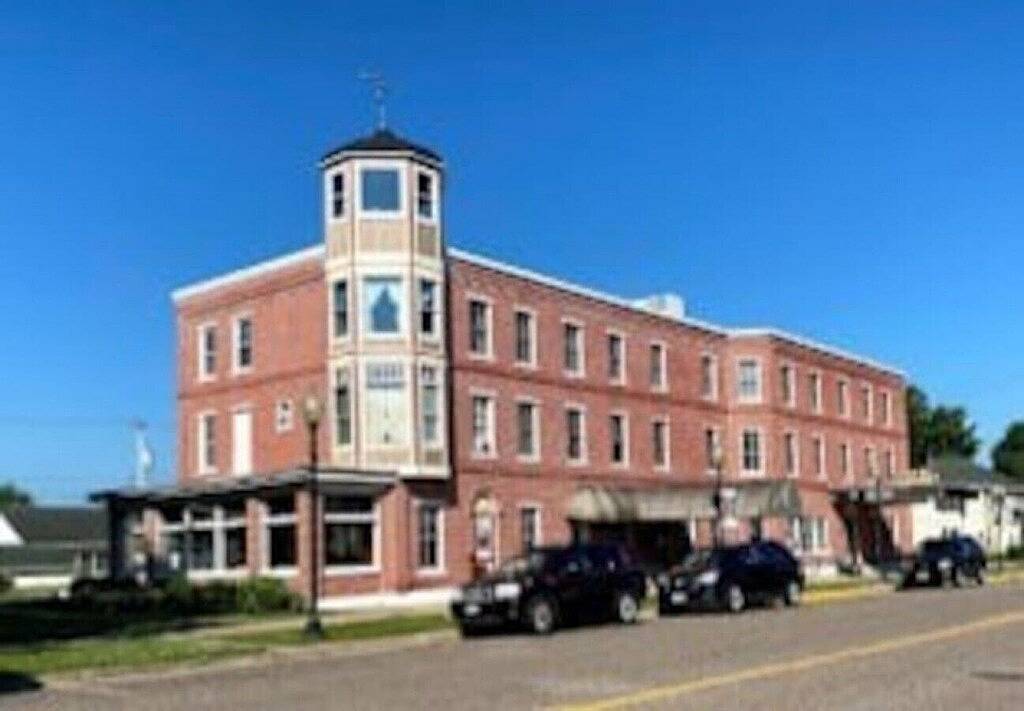 Ah #11 · Ah #11 Queen Suite w/Tub/Shower in Wabasha, Wabasha County