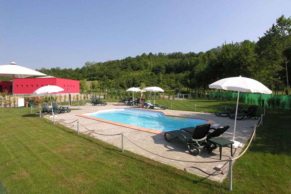 Maison mobile avec piscine à Alba Village in Alba (Piemont), Langhe