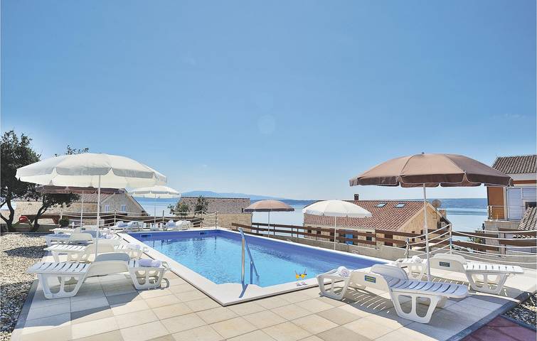 Ganze Ferienwohnung, Charmante Ferienwohnung, 2 km vom Strand entfernt, mit Pool, Terrasse und WLAN in Novigradsko More, Zadar