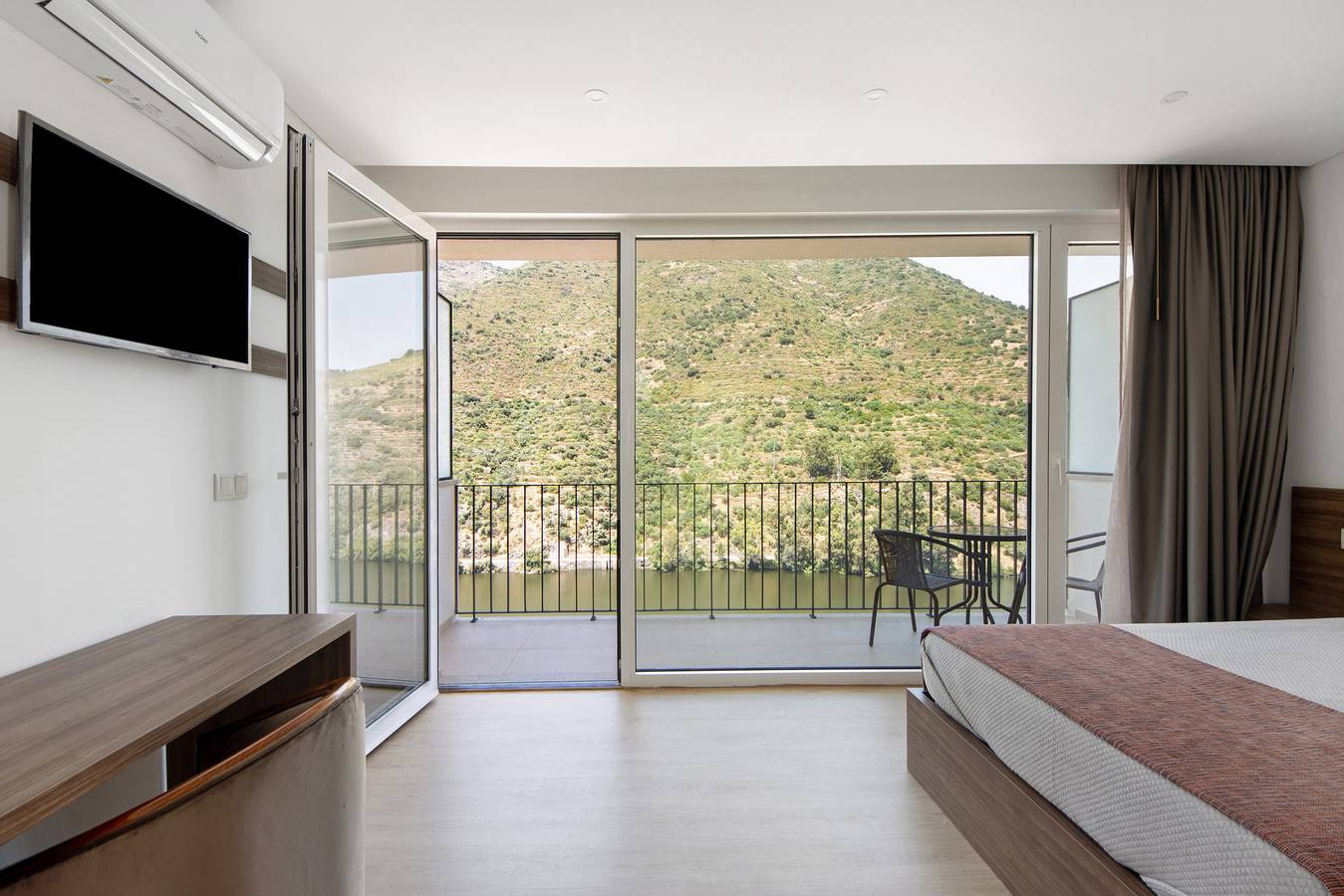 Property In A Holiday Village 'Quinta Da Pedra Caldeira C' with Mountain View and Air Conditioning in Fontelo, Douro Valley