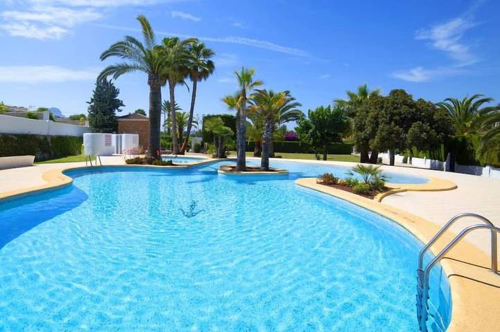 Bungalow pour 4 personnes, avec terrasse et balcon/terrasse ainsi que piscine et bassin pour enfant à Calpe