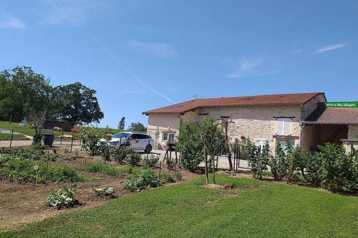 Location de vacances pour 4 personnes, avec Piscine à Tossiat