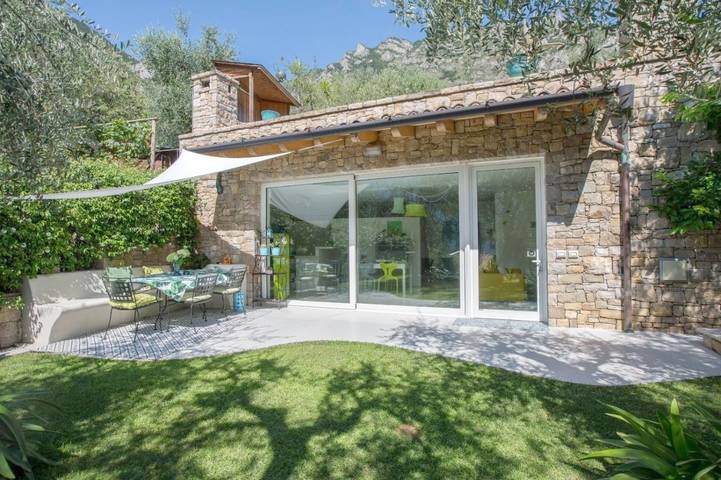 Ferienwohnung für 3 Personen, mit Balkon und Terrasse sowie Garten und Seeblick in Limone sul Garda