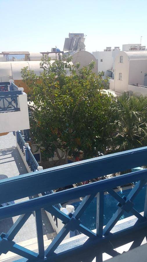 Location de vacances pour 3 personnes, avec terrasse ainsi que piscine et jardin, animaux acceptés à Perissa - 2