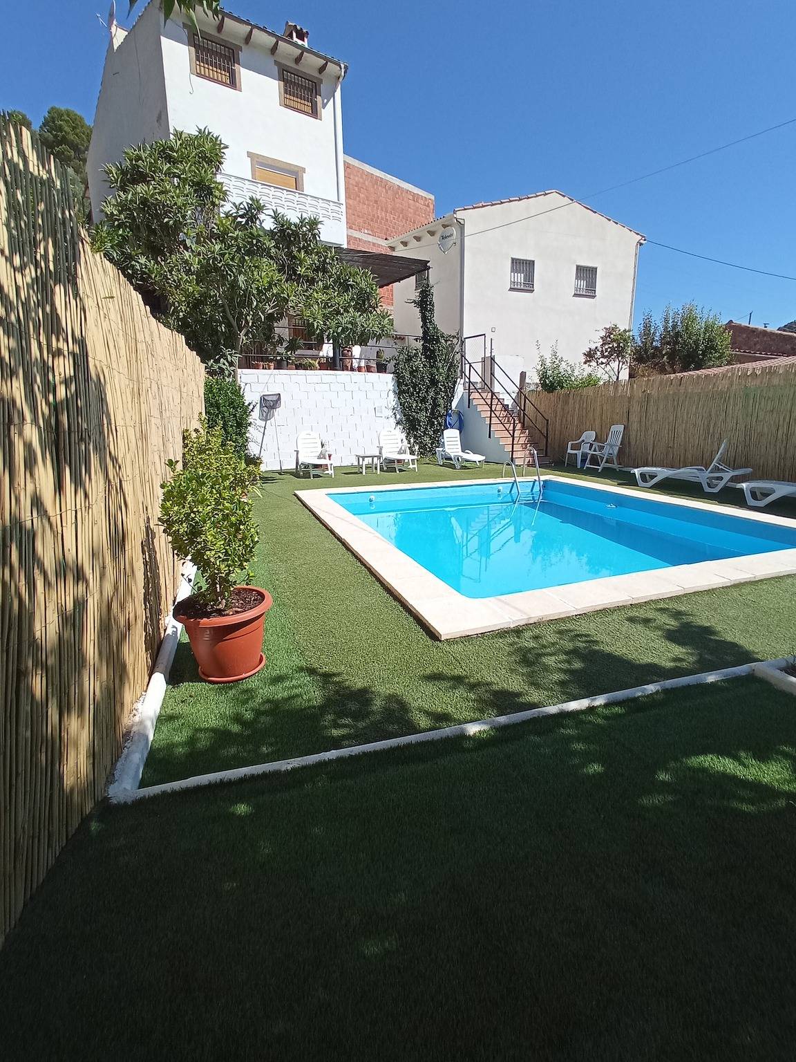Maison de vacances 'Alojamiento Rural Puente Honda' avec vue sur la montagne, piscine et Wi-Fi in Puente Honda, Benatae