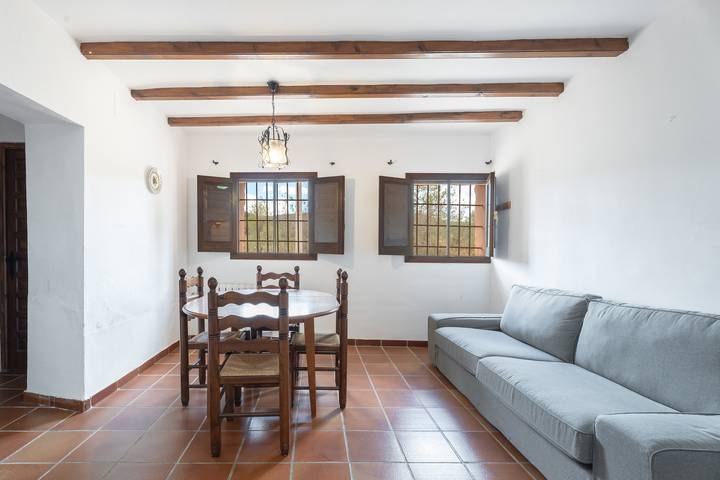 Apartamento entero, Apartamento 'Marta' con vistas a la montaña, piscina y jardín compartidos in Altura (España), Provincia de Castellón