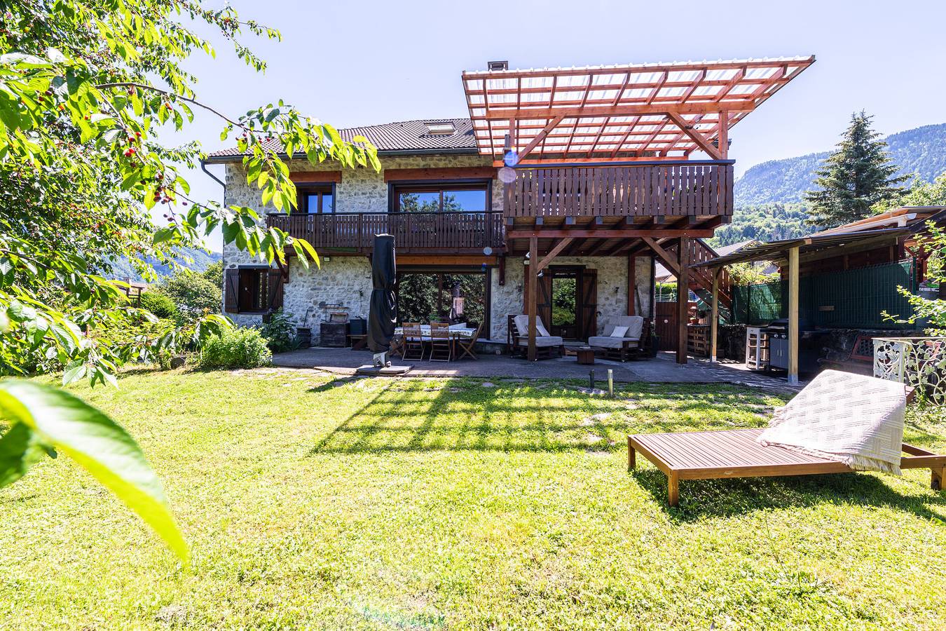 Appartement entier, Appartement 'Gîte Chapô Julô - L'originel' avec vue sur les montagnes, terrasse privée et Wi-Fi in Giez, Parc naturel régional du Massif des Bauges