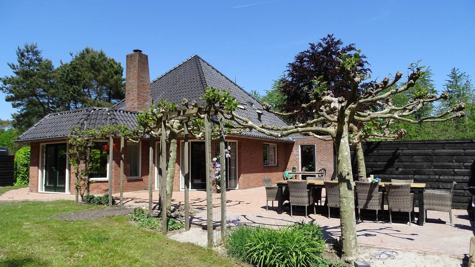 De Glamping — Villa met slaaplodge en zwembad in Flevoland