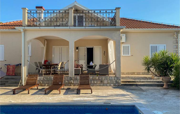 Ferienhaus für 6 Personen, mit Garten und Pool sowie Terrasse in Montenegro - 2