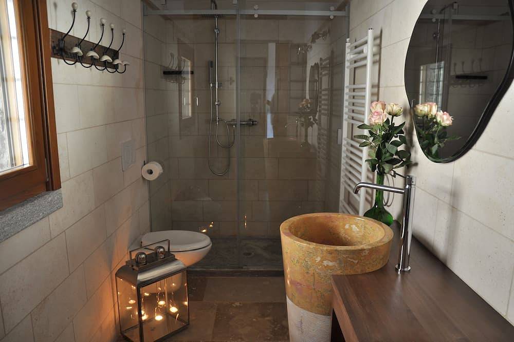 Ganze Wohnung, Finca Cascina Borchina: \"Violetta\" Landgut, Erholung, Ruhe, Traumseeblick, Bio in Maccagno con Pino e Veddasca, Lago Maggiore (Lombardei)
