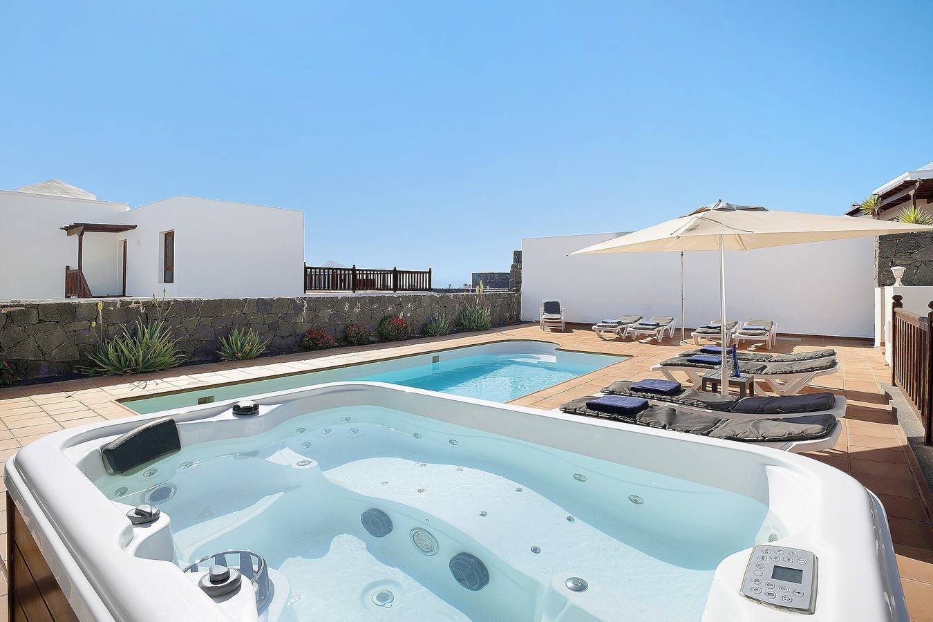 Holiday Home 'Villa Jeamir I' with Sea Views, Pool, Garden & Wi-Fi in Playa Blanca, Yaiza