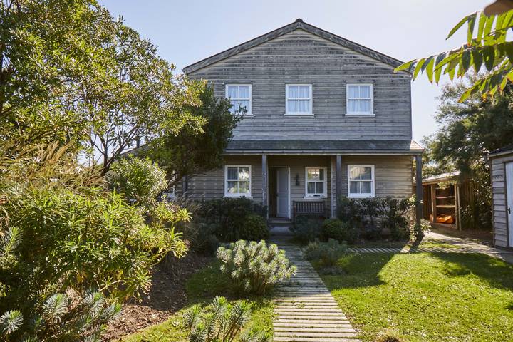 Beach house for 12 people, with hot tub and sauna as well as garden, with pets in Sussex