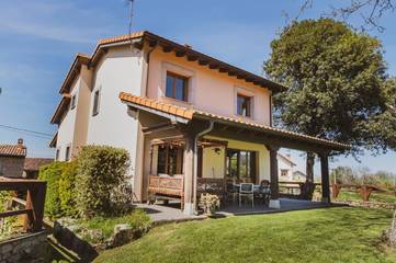 Casa de vacaciones para 10 personas, con jardín y vistas en Costa Oriental Asturiana