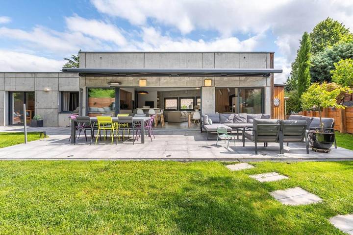 Location de vacances pour 6 personnes, avec terrasse ainsi que jardin et piscine à Saint-Romain-au-Mont-d'Or - 2