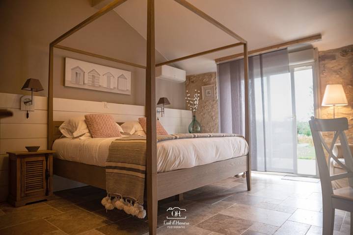 Gîte pour 8 personnes, avec piscine ainsi que jardin et terrasse