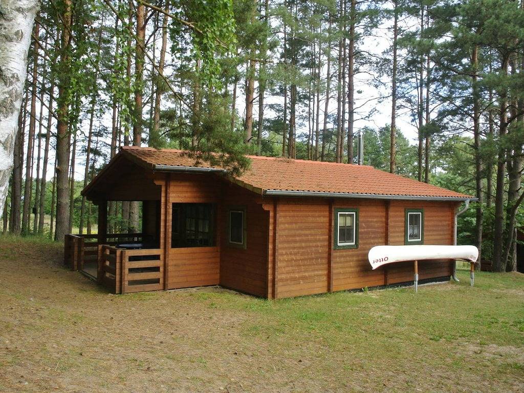 Mit Sauna und Boot am See "D" in Badestrand Pian, Himmelpfort