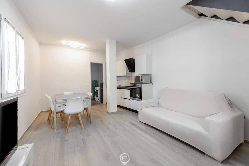 Apartamento entero, White Magnolia Apartment in Oristán, Campidano