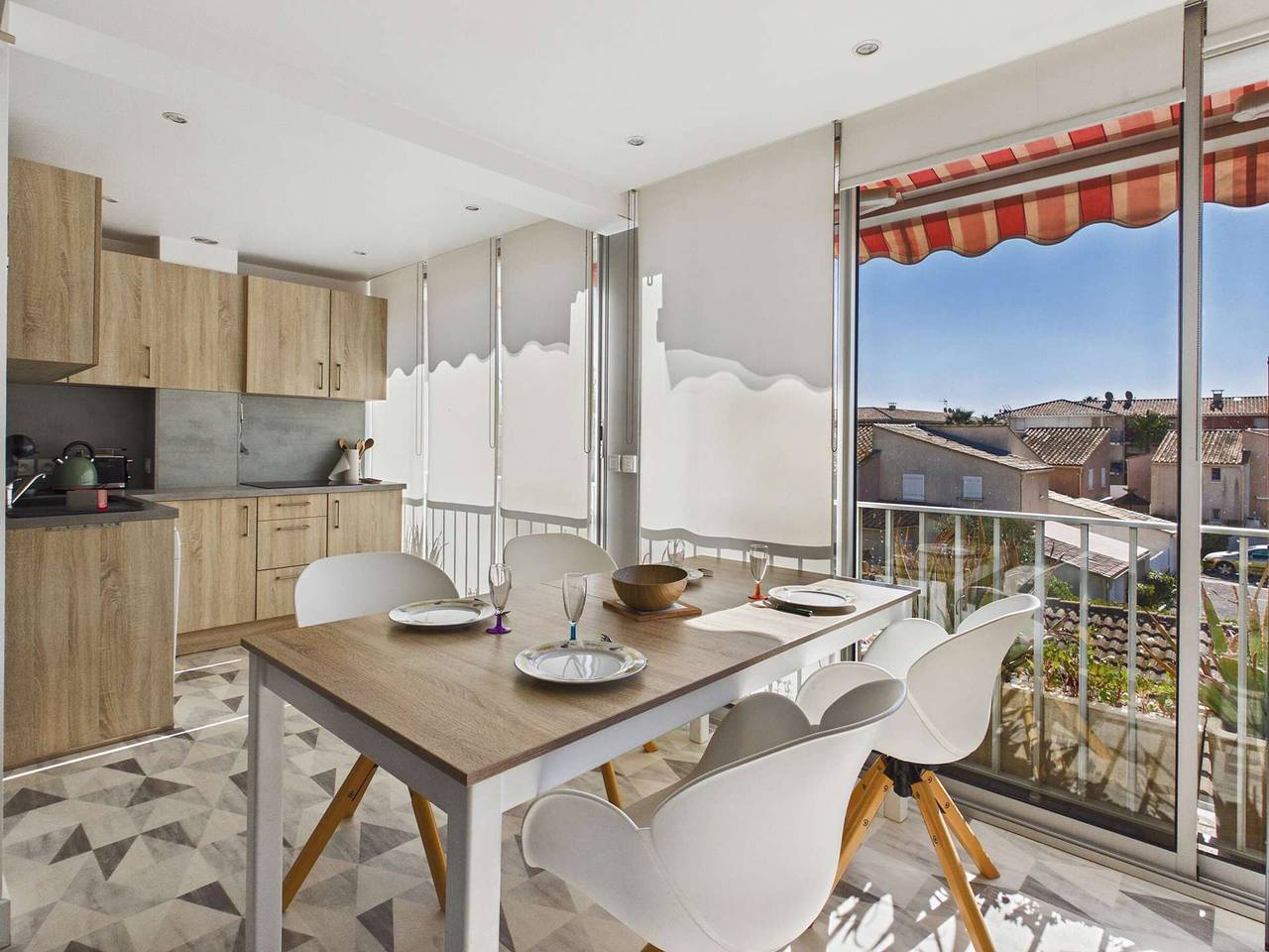 Entire apartment, Renovated 2-Bedroom Apartment Near Shops and 300m from the Beach, Private Parking Included! in Marseillan, Côte d'Améthyste