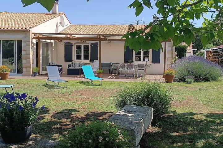 Location de vacances pour 8 personnes, avec piscine ainsi que jardin et terrasse à Saint-Porchaire