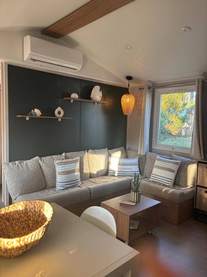 Camping pour 4 personnes, avec Jacuzzi et Terrasse ainsi que Jardin et Bassin pour enfant