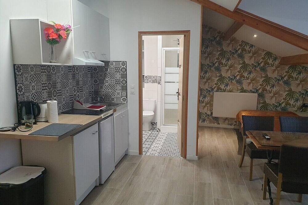 Entire apartment, 3 Bedroom unit in front of Le Bourget airport in Le Blanc-Mesnil, Seine-Saint-Denis