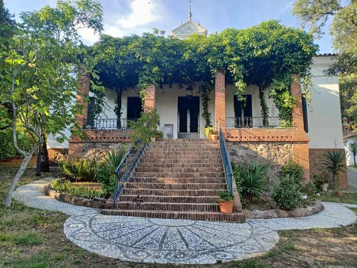Casa rural con piscina para 9 personas, con vistas además de jardín y piscina en Aracena