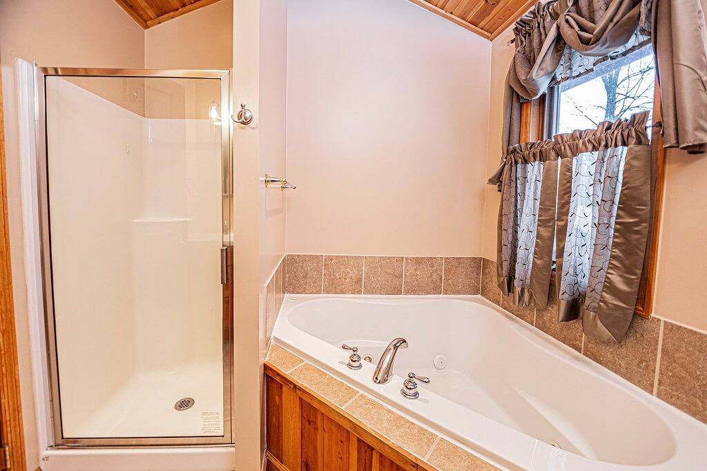 Marvelous 5 Bedroom Log Chalet w / Hot Tub in privaten Community! in McHenry, Deep Creek Lake