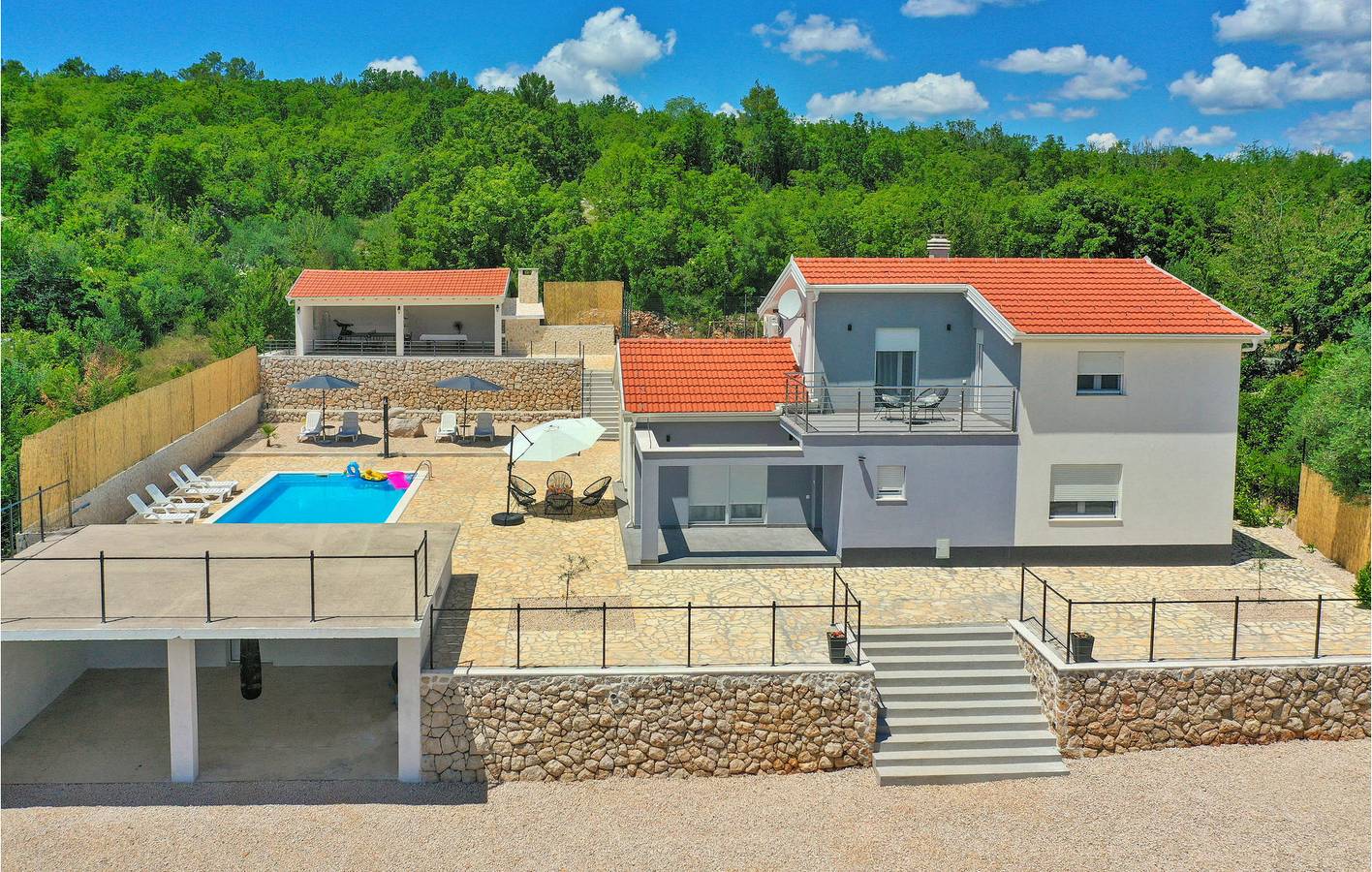 Charmantes 2-Zimmer-Apartment mit Pool, WLAN und Terrasse in der Nähe des Flusses Matica in Imotski, Makarska Riviera