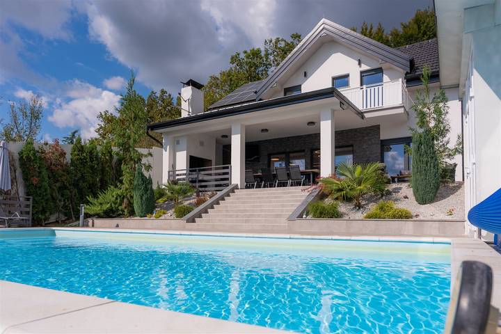 Ferienhaus für 12 Personen, mit Balkon und Terrasse sowie Garten und Pool