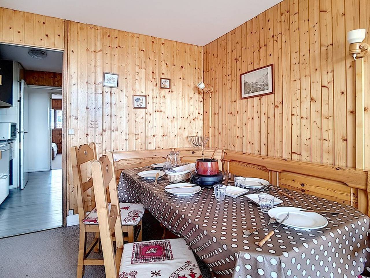 Entire apartment, Bright & Cozy Apartment · Ski-In/Ski-Out · Balcony with Garden View in Les Menuires, Saint-Martin-de-Belleville
