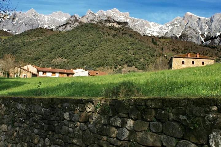 Casa rural para 15 personas, con vistas y jardín en Parque Nacional de Los Picos de Europa - 2