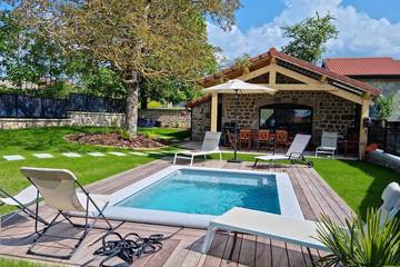 Location de vacances pour 6 personnes, avec terrasse et jacuzzi à Saint-Romain-Lachalm