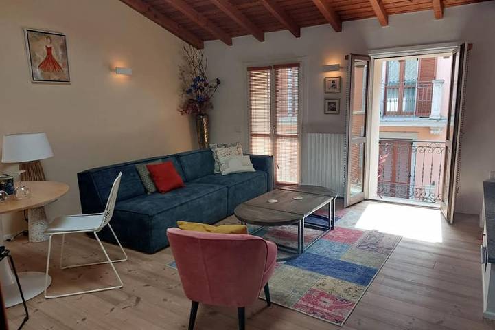 Ganze Wohnung, Luxuriöses Apartment im Herzen von Arona, nur wenige Schritte vom See und nur 10 Meter von der Via Cavour entfernt, Aronas Haupteinkaufsstraße mit Boutiquen, Restaurants und Geschäften für jeden Bedarf. Dieses wunderschöne Zweizimmer-Apartment besti in Arona (Lago Maggiore), Arona Gemeinde