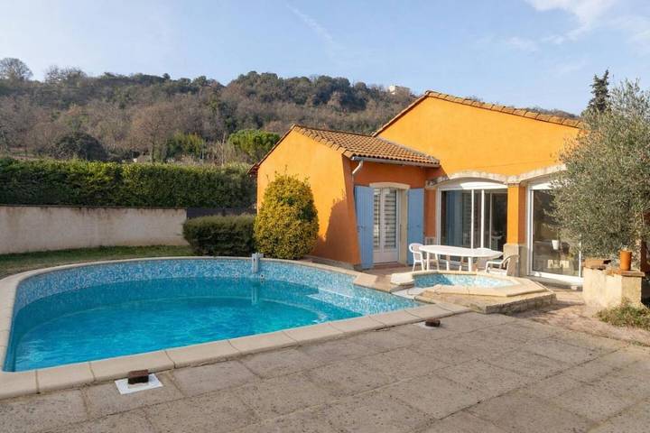 Villa pour 8 personnes, avec jardin ainsi que jacuzzi et piscine