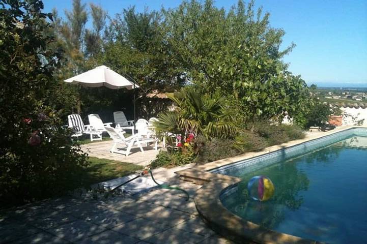Gîte pour 8 personnes, avec jacuzzi et jardin dans La Chapelle-de-Guinchay