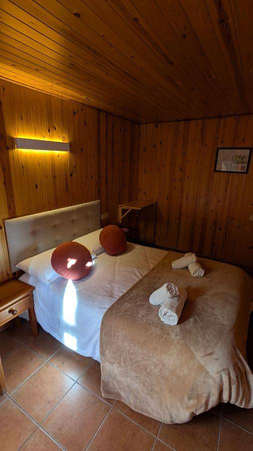 Location de vacances pour 2 personnes, avec Terrasse ainsi que Jardin et Vue à Espot - 2