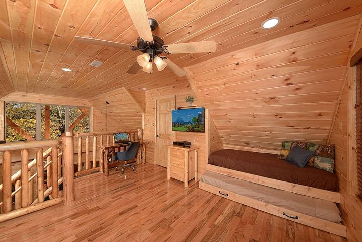 Glamping for 6 people, with hot tub and yard in Pigeon Forge