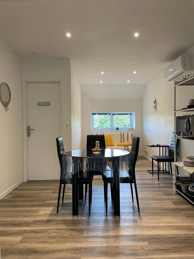 Appart’hôtel pour 4 personnes, avec Jacuzzi et Terrasse ainsi que Jardin et Vue