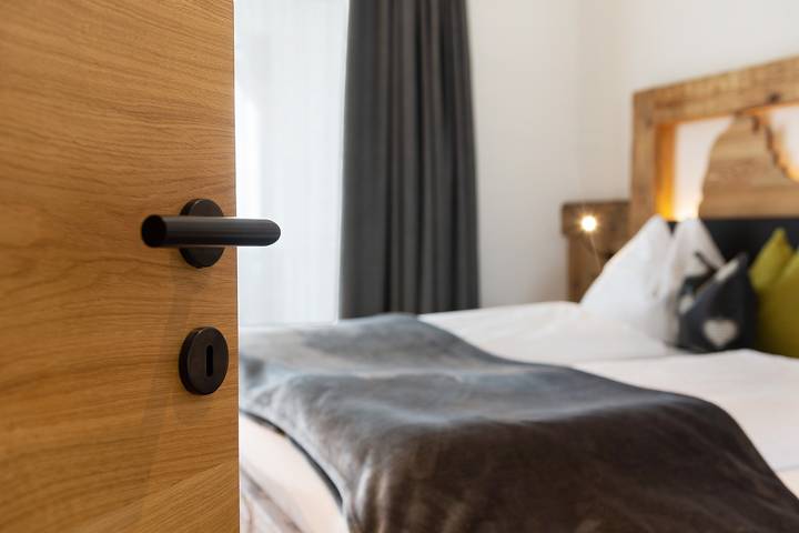 Entire apartment, Holiday Apartment 'Platiederhof Apt Unterpulg' with Mountain View, Shared Garden & Wi-Fi in Tschöfas, Lajen