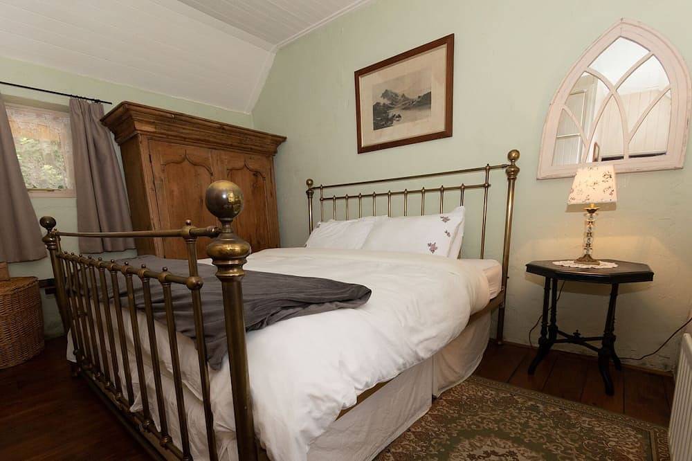 Charming cottage with a hot tub and deck overlooking a stream. Amazing kitchen! in County Kerry