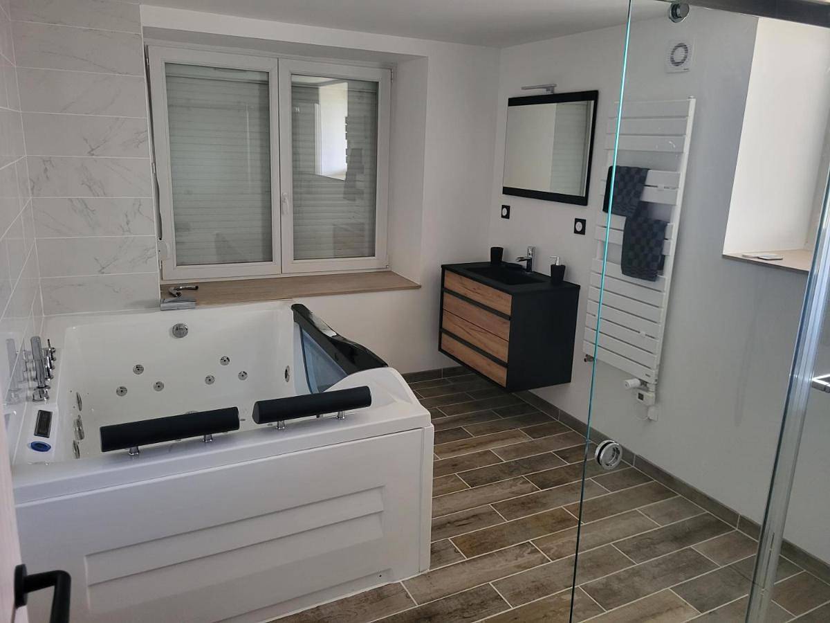 Appartement entier, Two-Bedroom House in Échenoz-le-Sec, Haute-Saône