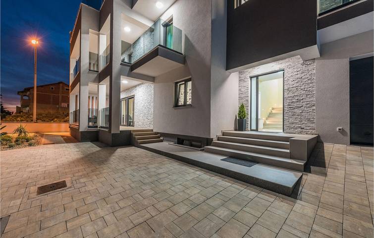Gemütliche 340 m² große Wohnung mit Pool, WLAN und Parkplatz, 2,5 km von der Küste entfernt in Zadar Stadt, Zadar (Kommun)
