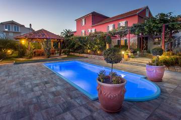 Villa für 14 Personen, mit Garten und Balkon in Dalmatien